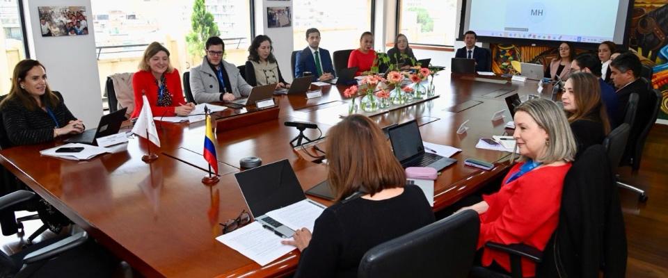 Funcionarios participan en reunión institucional sobre conectividad y acceso a internet para hogares rurales en Colombia.