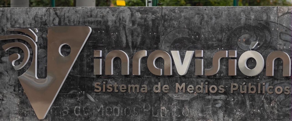 Letrero de Inravisión, sistema de medios públicos, instalado sobre un muro que identifica la entidad de televisión Letrero de Inravisión, sistema de medios públicos, instalado sobre un muro que identifica la entidad de televisión