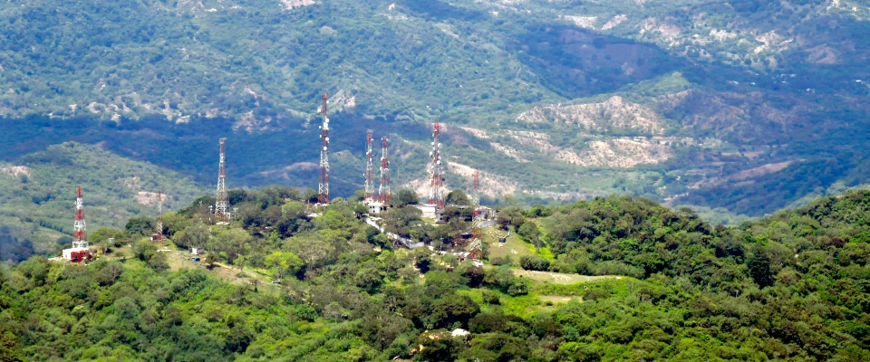 Antenas de telecomunicaciones se elevan sobre una zona montañosa, facilitando la transmisión de señales de radio