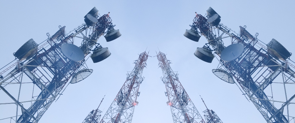 Torres de telecomunicaciones con antenas y enlaces de radio se elevan hacia el cielo para transmitir señales