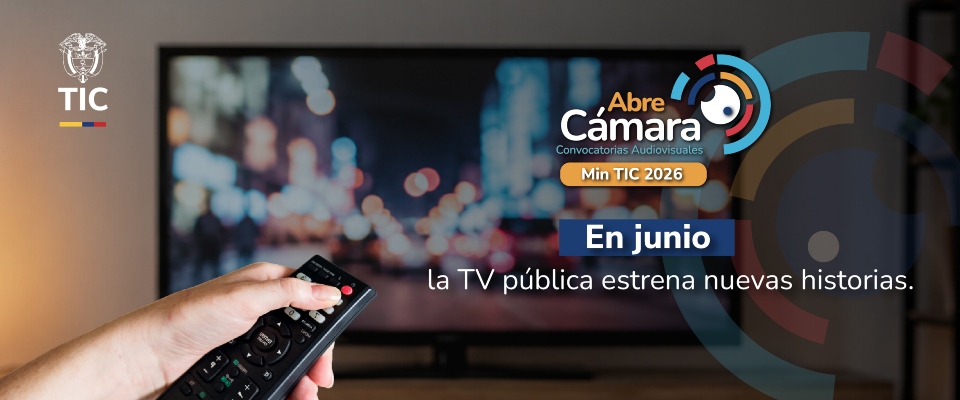 Mano sostiene un control remoto frente a un televisor. Promoción de Abre Cámara anuncia nuevas historias en la TV pública en junio Mano sostiene un control remoto frente a un televisor. Promoción de Abre Cámara anuncia nuevas historias en la TV pública en junio