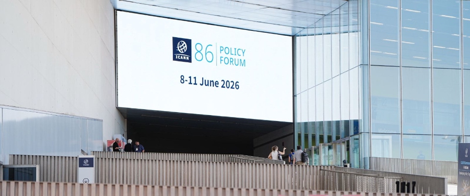 Pantalla gigante anuncia el Foro de Política ICANN 86. Personas recorren el recinto donde se debatirá gobernanza digital Pantalla gigante anuncia el Foro de Política ICANN 86. Personas recorren el recinto donde se debatirá gobernanza digital