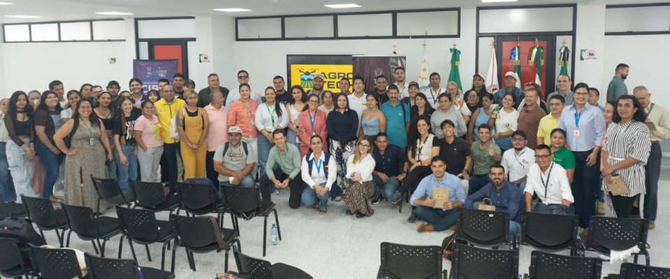 Grupo de asistentes posa en salón de eventos durante AgroTech Caquetá, iniciativa para fortalecer la productividad y sostenibilidad rural.