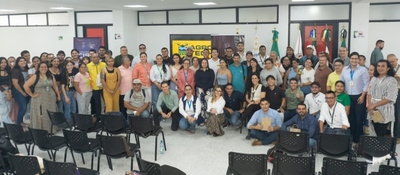 Grupo de asistentes posa en salón de eventos durante AgroTech Caquetá, iniciativa para fortalecer la productividad y sostenibilidad rural.