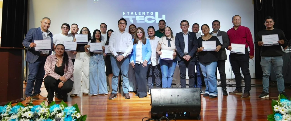 Grupo de graduados y directivos posa en escenario con certificados durante el cierre de Talento Tech en Risaralda. Grupo de graduados y directivos posa en escenario con certificados durante el cierre de Talento Tech en Risaralda.