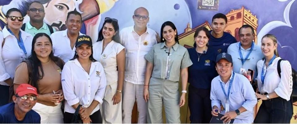 Grupo de funcionarios y ciudadanos posa en Mompox durante visita sobre avances tecnológicos que impulsan la ciudad inteligente Grupo de funcionarios y ciudadanos posa en Mompox durante visita sobre avances tecnológicos que impulsan la ciudad inteligente