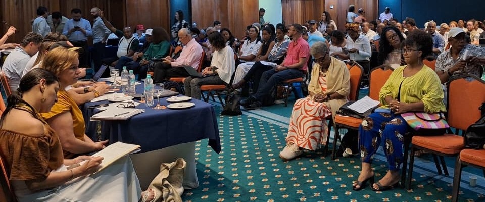 Ciudadanos y representantes del sector TIC participan en una mesa de diálogo sobre racismo y discriminación