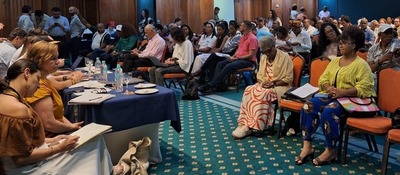 Ciudadanos y representantes del sector TIC participan en una mesa de diálogo sobre racismo y discriminación