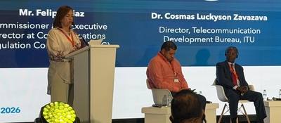 Funcionaria expone en un foro internacional sobre conectividad, mientras expertos participan en un panel sobre telecomunicaciones