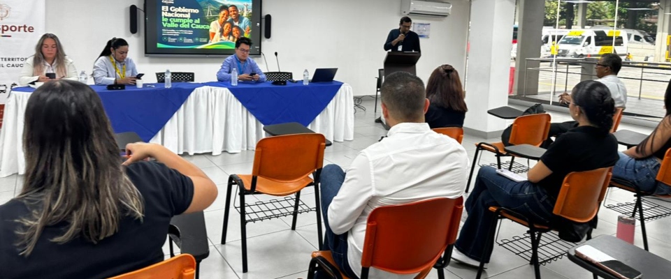 Ciudadanos y funcionarios participan en una reunión sobre conectividad, formación e innovación en el Valle del Cauca