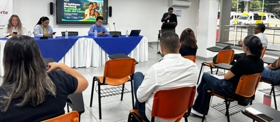 Ciudadanos y funcionarios participan en una reunión sobre conectividad, formación e innovación en el Valle del Cauca