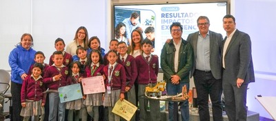 Grupo de estudiantes y docentes posa con diplomas y proyectos tecnológicos durante ceremonia de cierre de formación