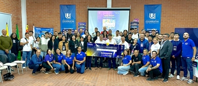 Participantes de Talento Tech posan con el equipo ganador de un hackatón enfocado en soluciones para el turismo