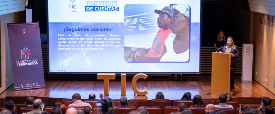 Auditorio con asistentes frente a una presentación del sector TIC sobre avances en conectividad y transformación digital