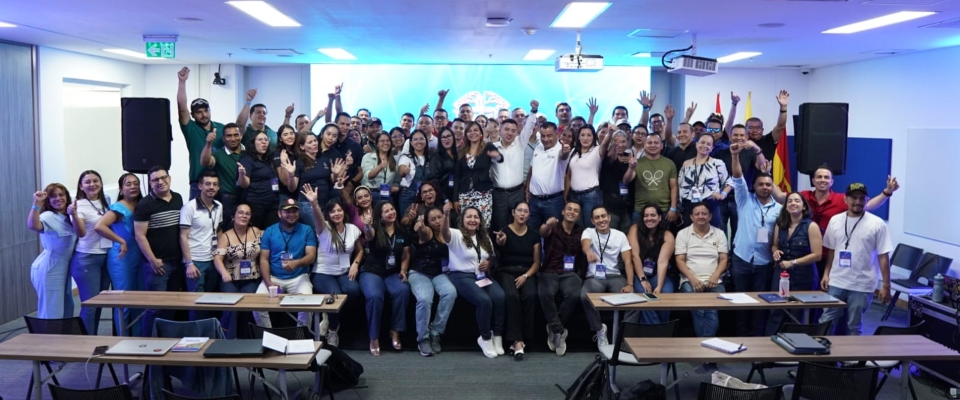 Decenas de asistentes posan sonrientes en un salón tras una jornada sobre Transformación Digital e IA para la Orinoquía.