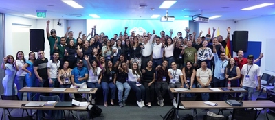 Decenas de asistentes posan sonrientes en un salón tras una jornada sobre Transformación Digital e IA para la Orinoquía.