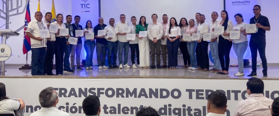 Grupo de personas posa en un escenario con certificados tras jornada de formación en habilidades digitales en el Magdalena