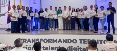 Grupo de personas posa en un escenario con certificados tras jornada de formación en habilidades digitales en el Magdalena