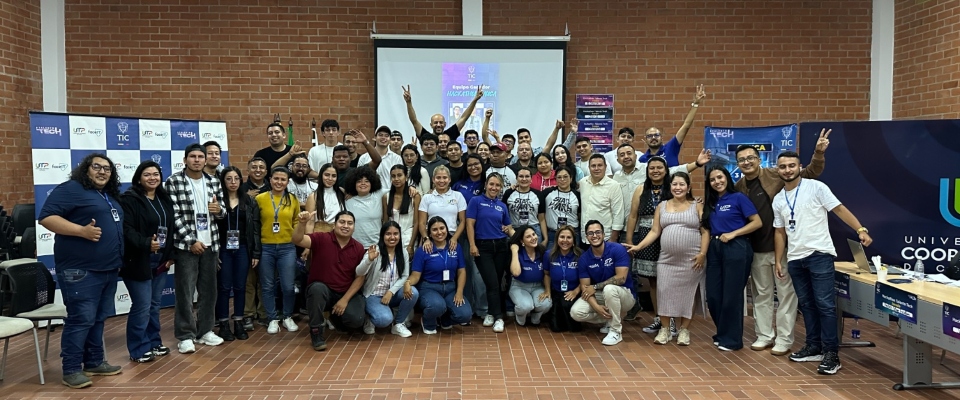 Grupo de participantes posa al cierre de una jornada de Talento TECH sobre inteligencia artificial y tecnologías avanzadas.