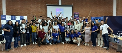 Grupo de participantes posa al cierre de una jornada de Talento TECH sobre inteligencia artificial y tecnologías avanzadas.