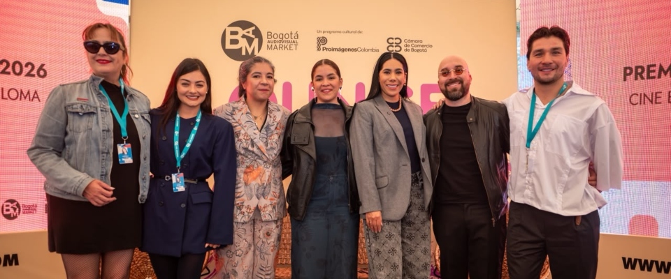 Siete personas posan frente al panel de un evento audiovisual tras el anuncio de las películas nominadas a los Premios Macondo Siete personas posan frente al panel de un evento audiovisual tras el anuncio de las películas nominadas a los Premios Macondo