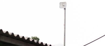 Antena instalada sobre un poste simboliza el modelo comunitario de conectividad que amplía el acceso a internet.