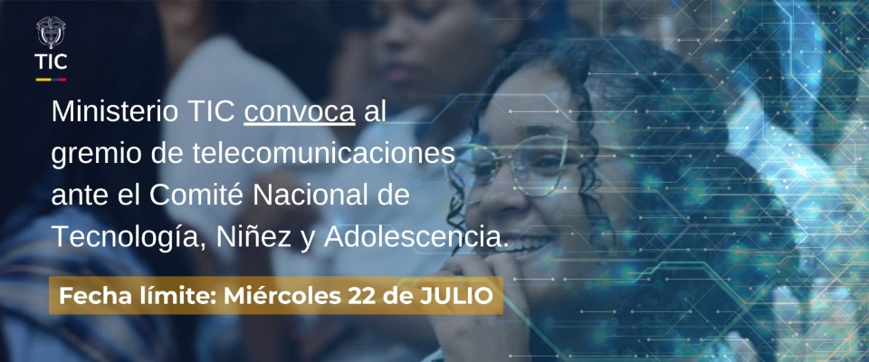 Afiche azul con texto y logo TIC; persona con gafas sonríe al centro; fondo con personas desenfocadas y gráficos de circuitos