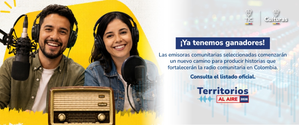 Dos personas con audífonos sonríen junto a micrófonos; una radio antigua al frente y texto informativo sobre fondo blanco y amarillo