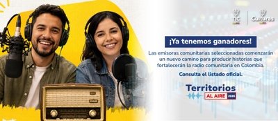 Dos personas con audífonos sonríen junto a micrófonos; una radio antigua al frente y texto informativo sobre fondo blanco y amarillo