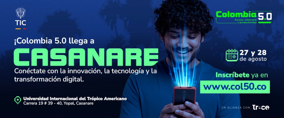 Hombre sonriente sostiene un celular; detrás, fondo azul con luces digitales y textos verdes sobre Colombia 5.0 en Casanare.