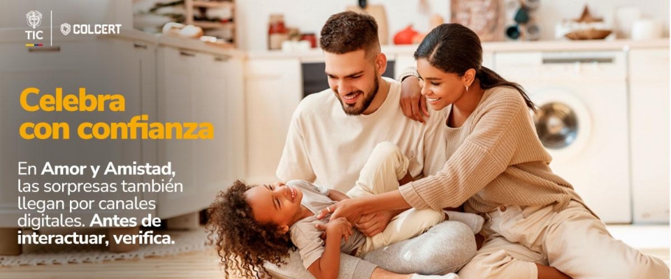 Tres personas sentadas en una sala: dos adultos sonríen junto a un niño. Al fondo hay muebles y electrodomésticos. Tres personas sentadas en una sala: dos adultos sonríen junto a un niño. Al fondo hay muebles y electrodomésticos.