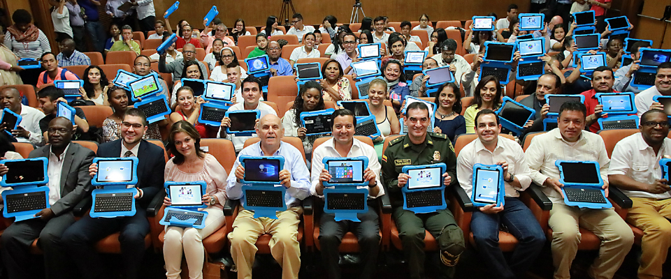 Ministro TIC, David Luna, inauguró unViveLab y entregó 838 tabletas para los docentes de la capital Valle Caucana