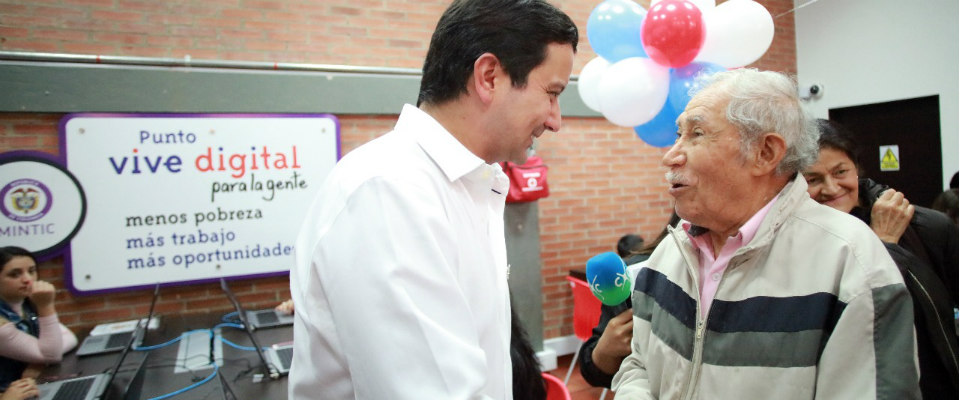 David Luna comparte con beneficiario del Punto Vive Digital de Kennedy David Luna comparte con beneficiario del Punto Vive Digital de Kennedy