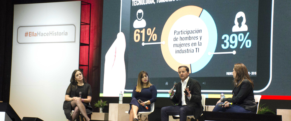 Ministro David Luna conversatorio  #EllaHaceHistoria