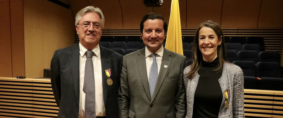 Ministro David Luna entrega la Medalla al Mérito Manuel Murillo Toro a Ricardo Alarcón y Nora Sanín