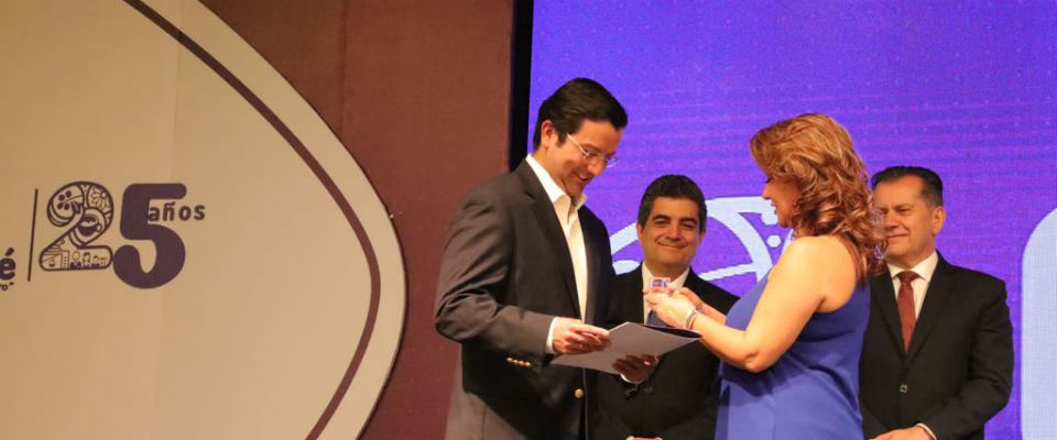 Telecafé entregó reconocimiento al Ministerio TIC por su aporte a la televisión pública