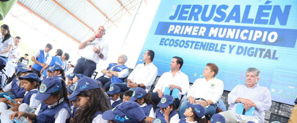 Estudiantes de Jerusalén, Cundinamarca, tienen 200 nuevas tabletas para educar