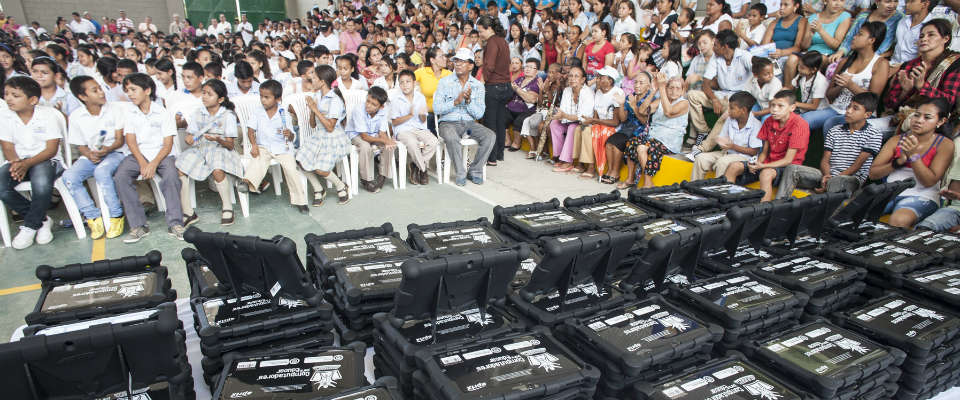 Entrega de tabletas en Puerto Colombia Entrega de tabletas en Puerto Colombia