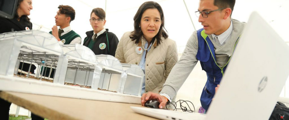 Ministra TIC, Sylvia Constaín conoce los proyectos de los emprendedores del Quindío