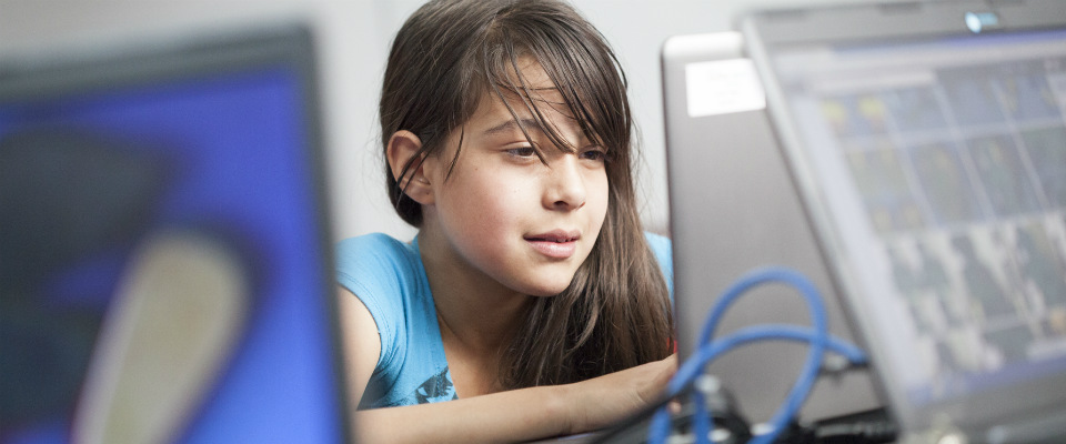 Niña en Punto Vive Digital Niña en Punto Vive Digital