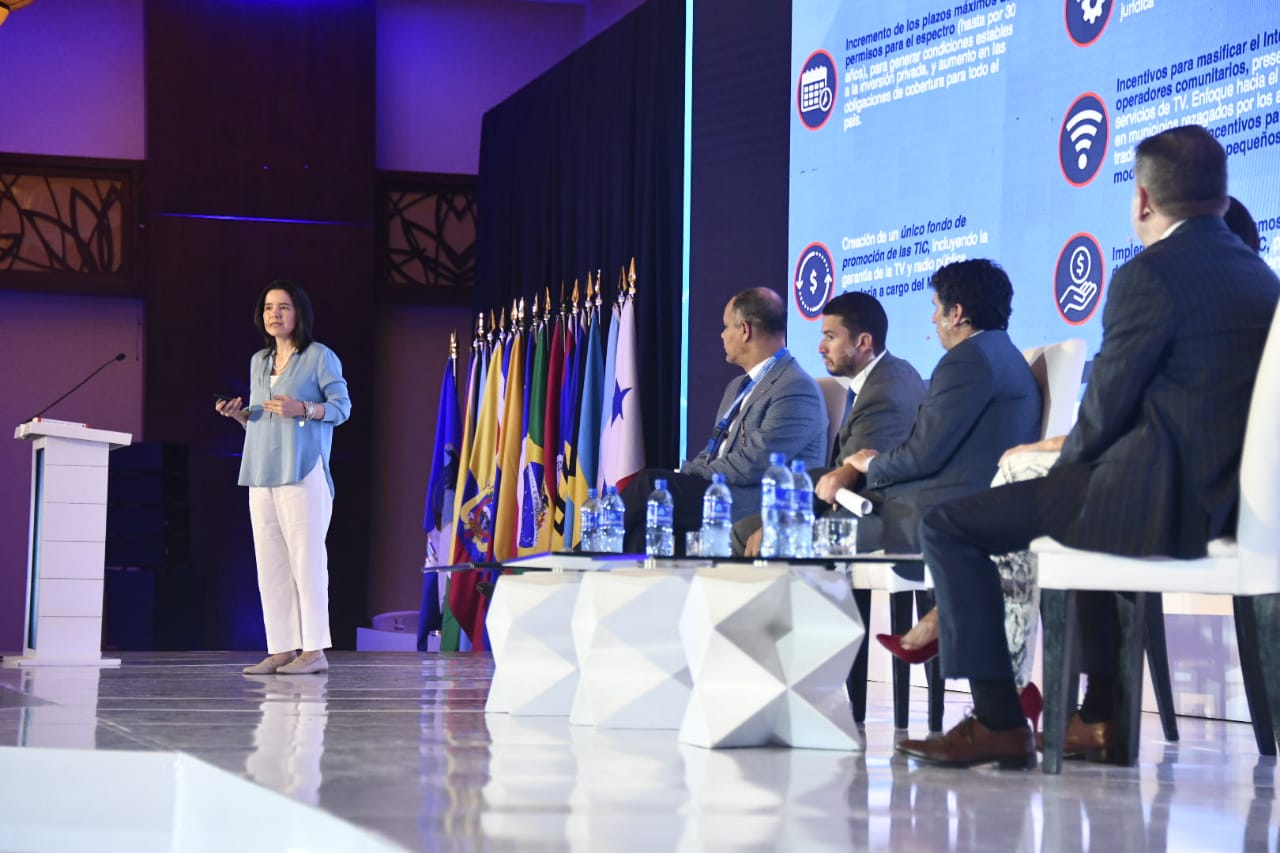 Ministra TIC, Sylvia Constaín
