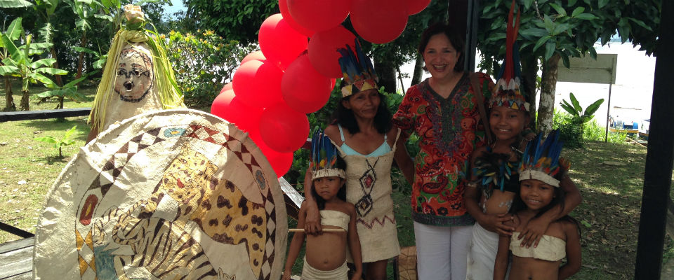 Viceministra TI - María Isabel Mejía con niños del Amazonas