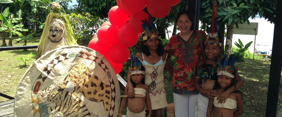 Viceministra TI - María Isabel Mejía con niños del Amazonas Viceministra TI - María Isabel Mejía con niños del Amazonas
