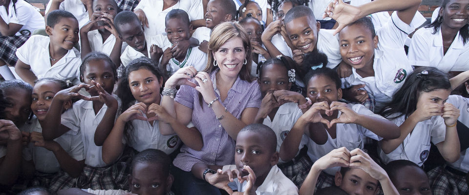 María Carolina Hoyos con los niños de Buenaventura María Carolina Hoyos con los niños de Buenaventura
