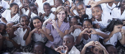 María Carolina Hoyos con los niños de Buenaventura