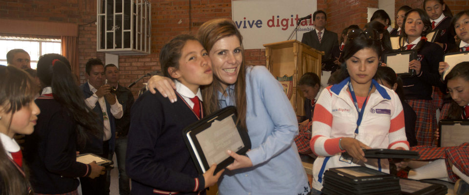 Viceministra TIC - María Carolina Hoyos en entrega de tabletas en Cundinamarca Viceministra TIC - María Carolina Hoyos en entrega de tabletas en Cundinamarca