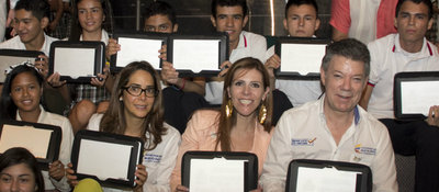 Ministra de Educación, Viceministra TIC y Presidente en entrega de tabletas