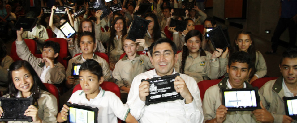 Diego Molano con estudiantes de Manizales en entrega de Tabletas para Educar Diego Molano con estudiantes de Manizales en entrega de Tabletas para Educar
