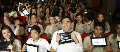 Diego Molano con estudiantes de Manizales en entrega de Tabletas para Educar