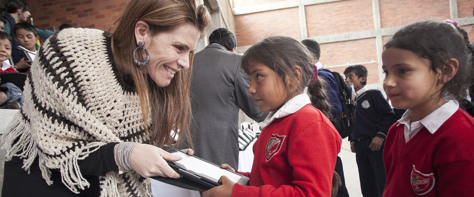 Viceministra TIC - María Carolina Hoyos entrega Tabletas para Educar Viceministra TIC - María Carolina Hoyos entrega Tabletas para Educar